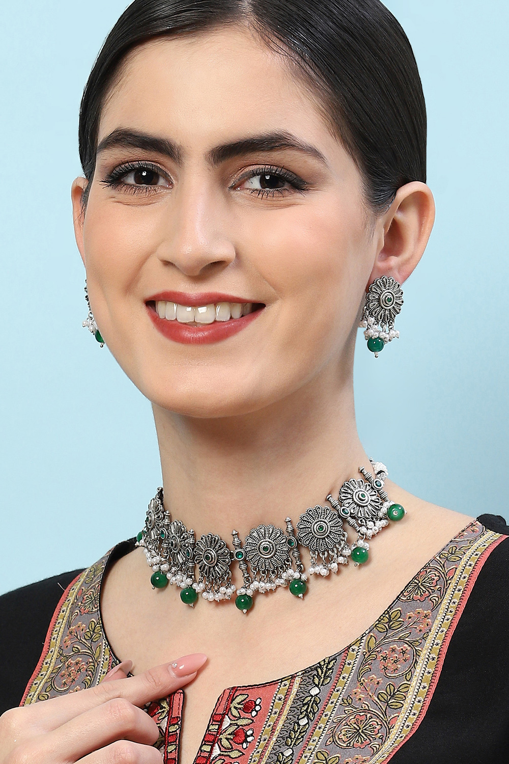 Green Brass Necklace Set image number 2