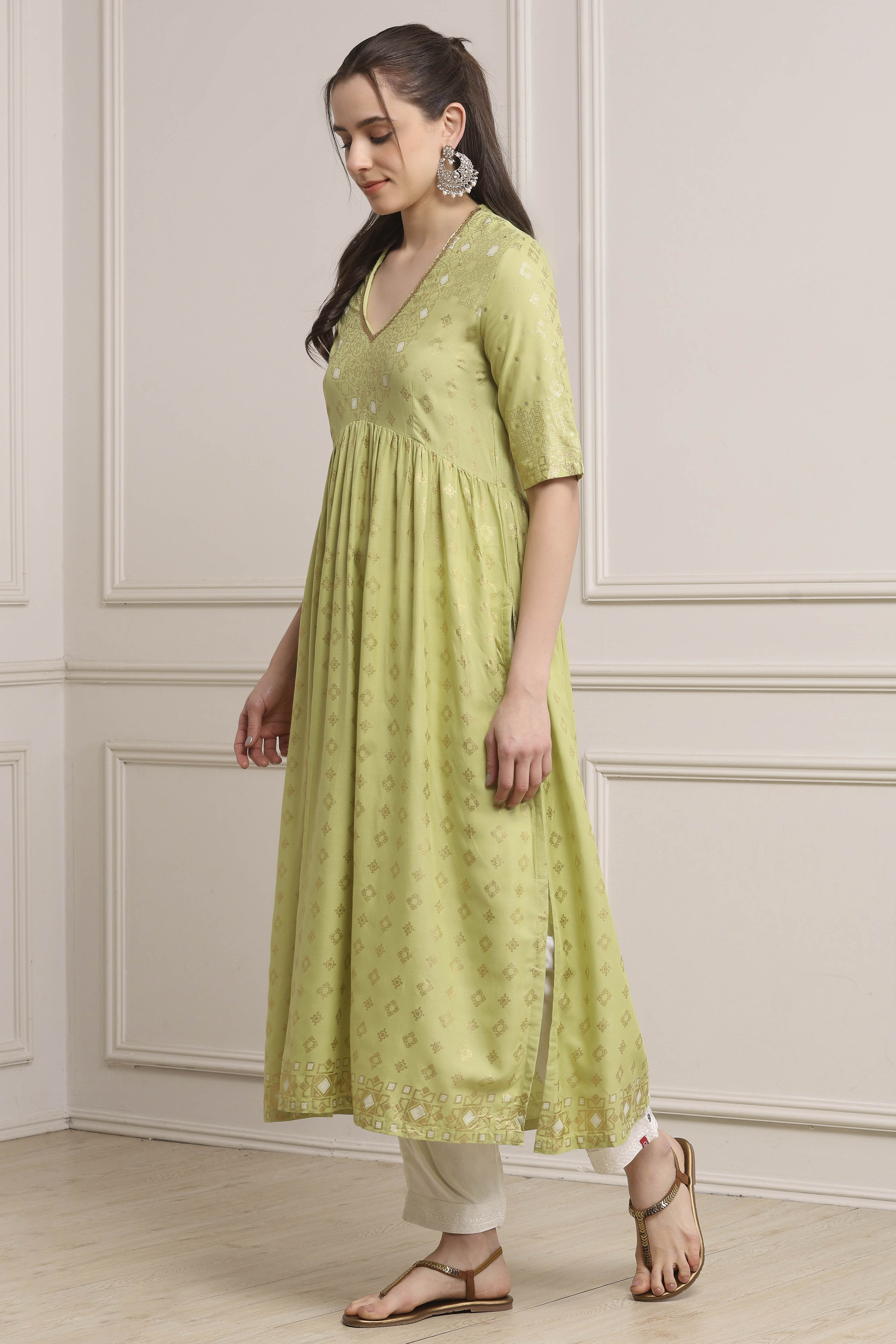 Green Viscose Rayon Flared Kurta Pants Set image number 3
