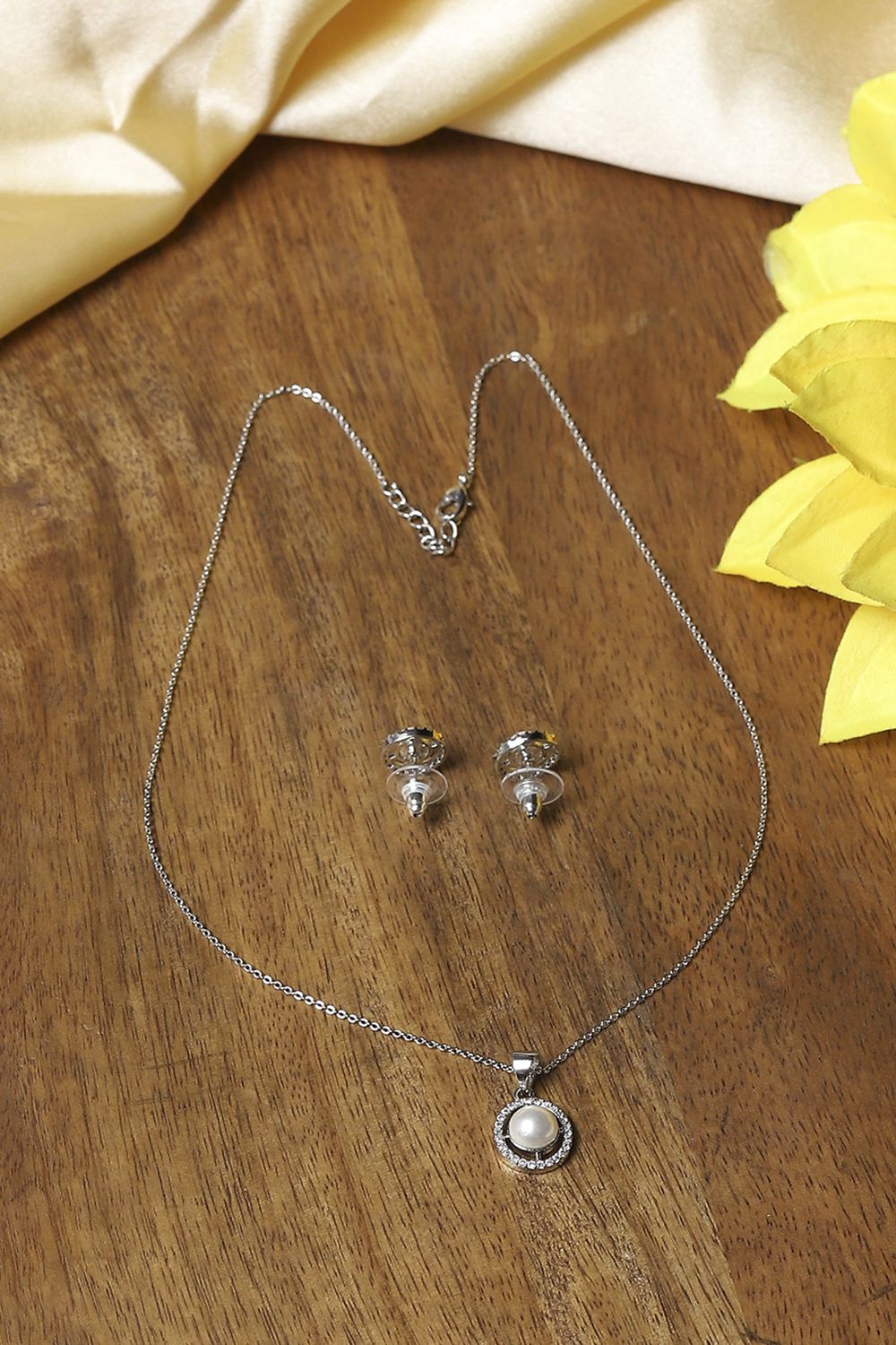 Pearl Embellished Necklace Set image number 2