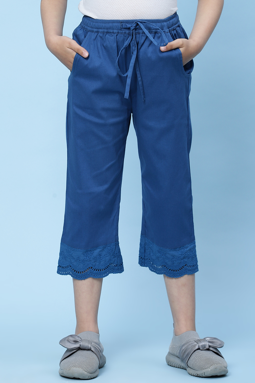 Black Cotton Solid Capri Pant image number 0
